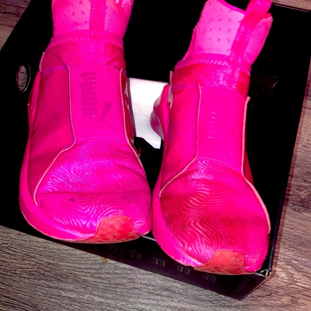 PUMA/Fenty. Showstoppers!!!!  RUNNING Sneakers in FIERCE PINK. Be admired🔥🔥🔥